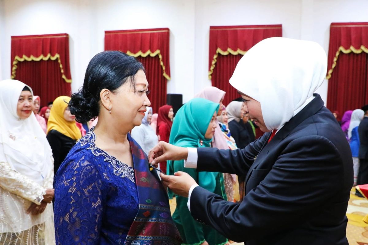 Gubernur Khofifah sematkan Satyalancana Karya Satya kepada 750 guru