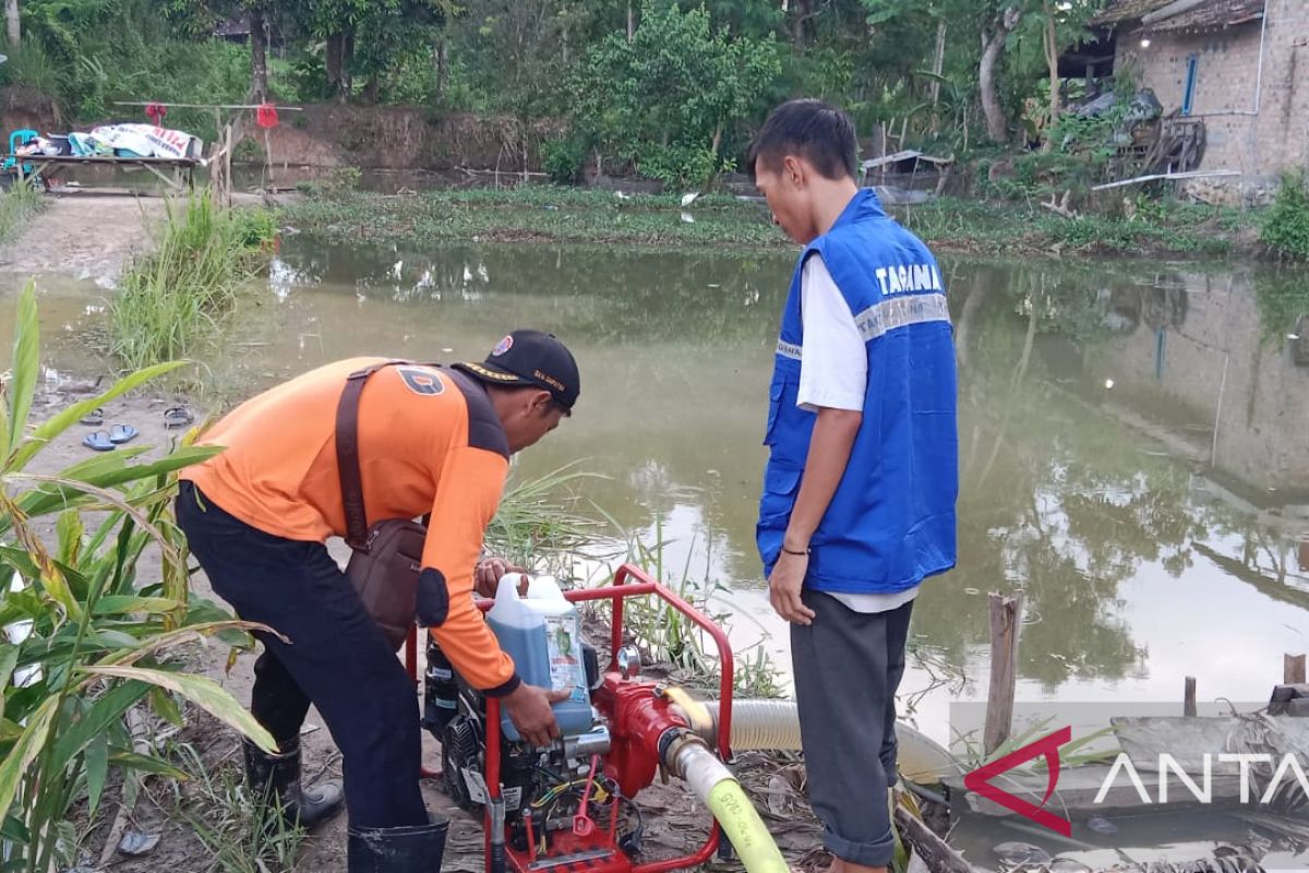 BPBD OKU Selatan gunakan mesin  pompa sedot banjir di Desa Sukajaya