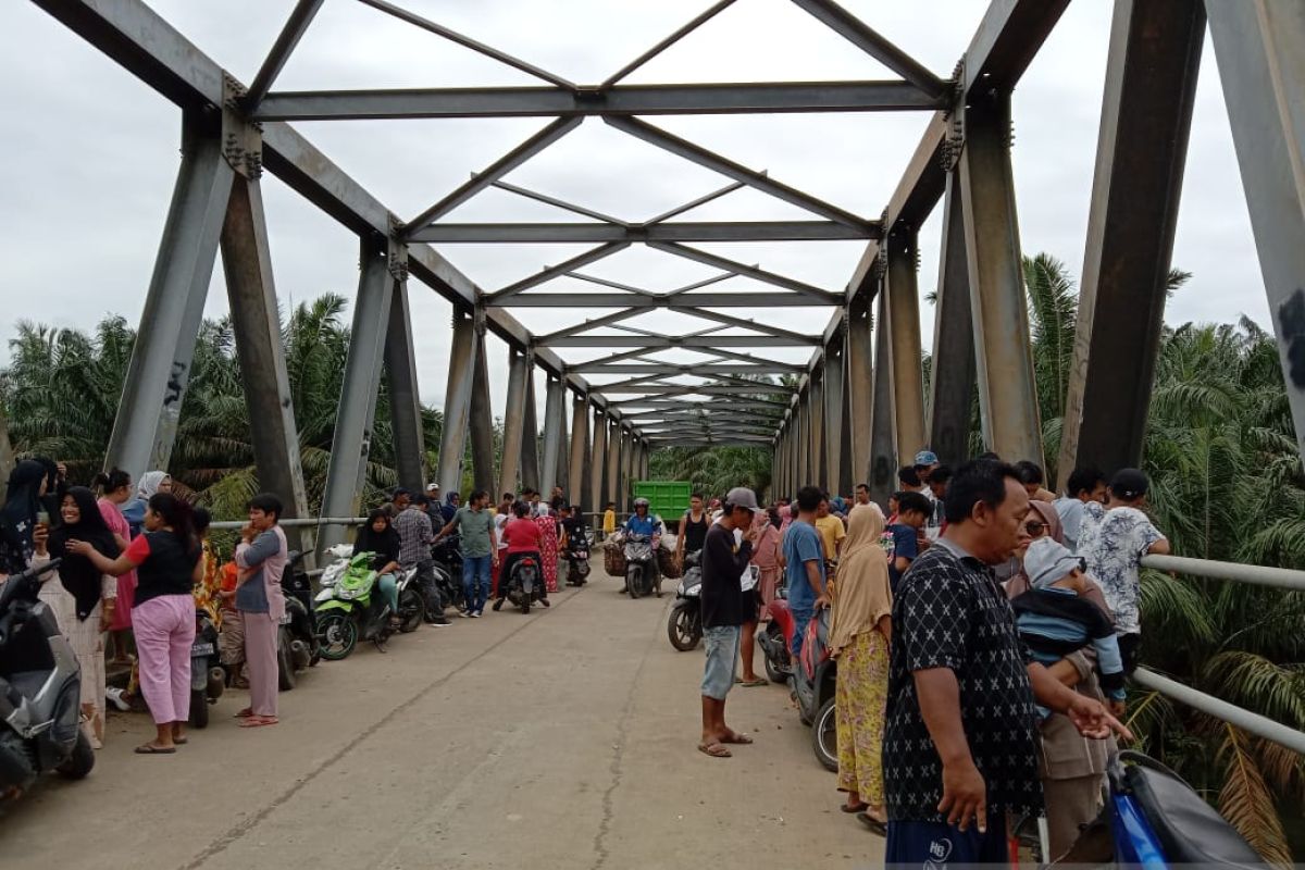 Seorang warga Dharmasraya dilaporkan terjun ke Sungai Batang Hari