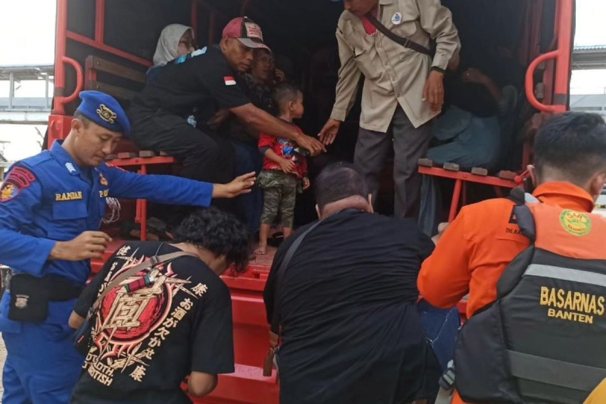 TNI-Polri evakuasi korban kebakaran KMP Royce 1