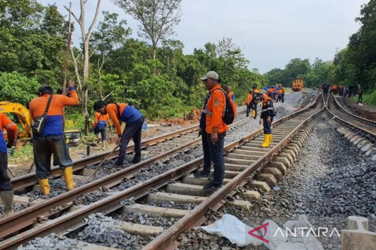 KAI Tanjungkarang sebut jalur kereta api ambles berhasil diperbaiki