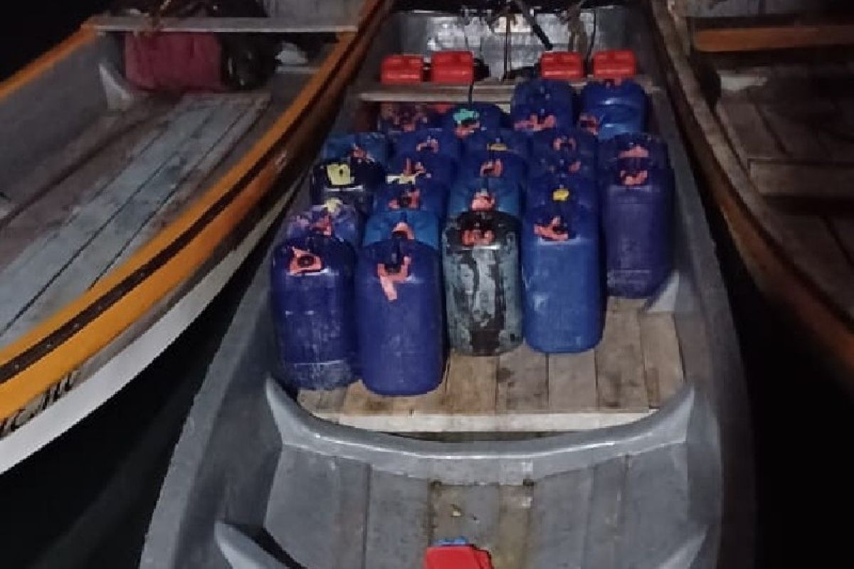 Polair Polda Papua gagalkan penyelundupan 840 liter BBM ke PNG
