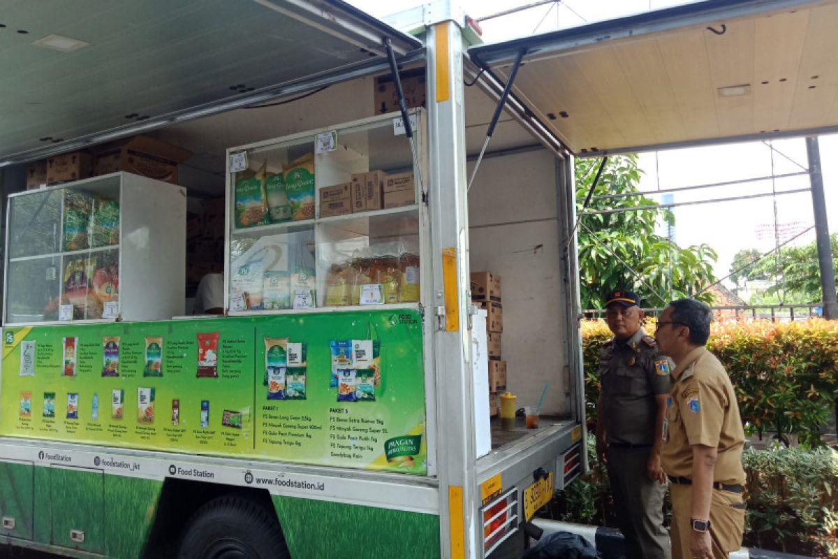 Food Station selenggarakan pasar murah di Kelurahan Kembangan Utara