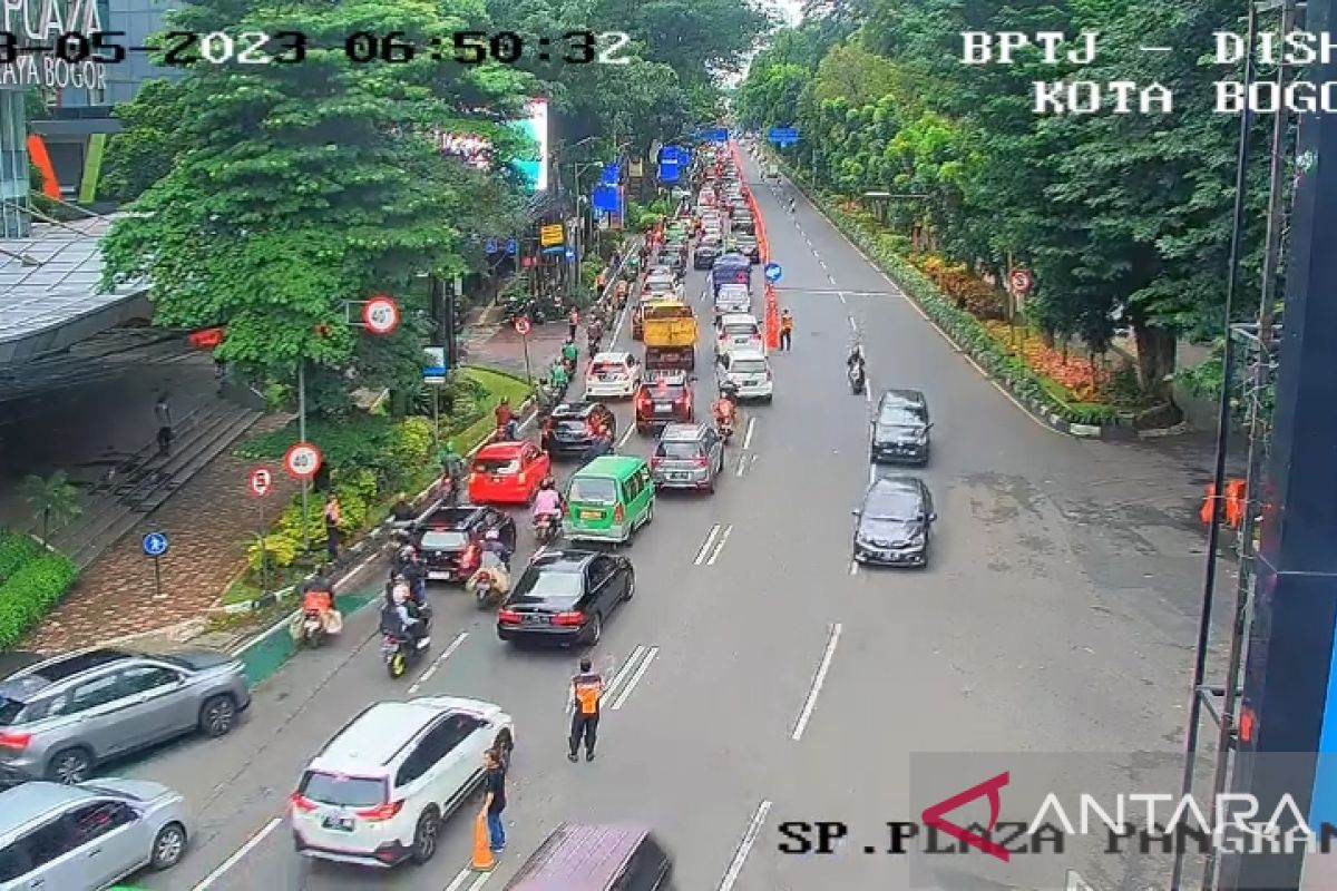 Polresta Bogor pantau arus lalu lintas ramai lancar Senin pagi