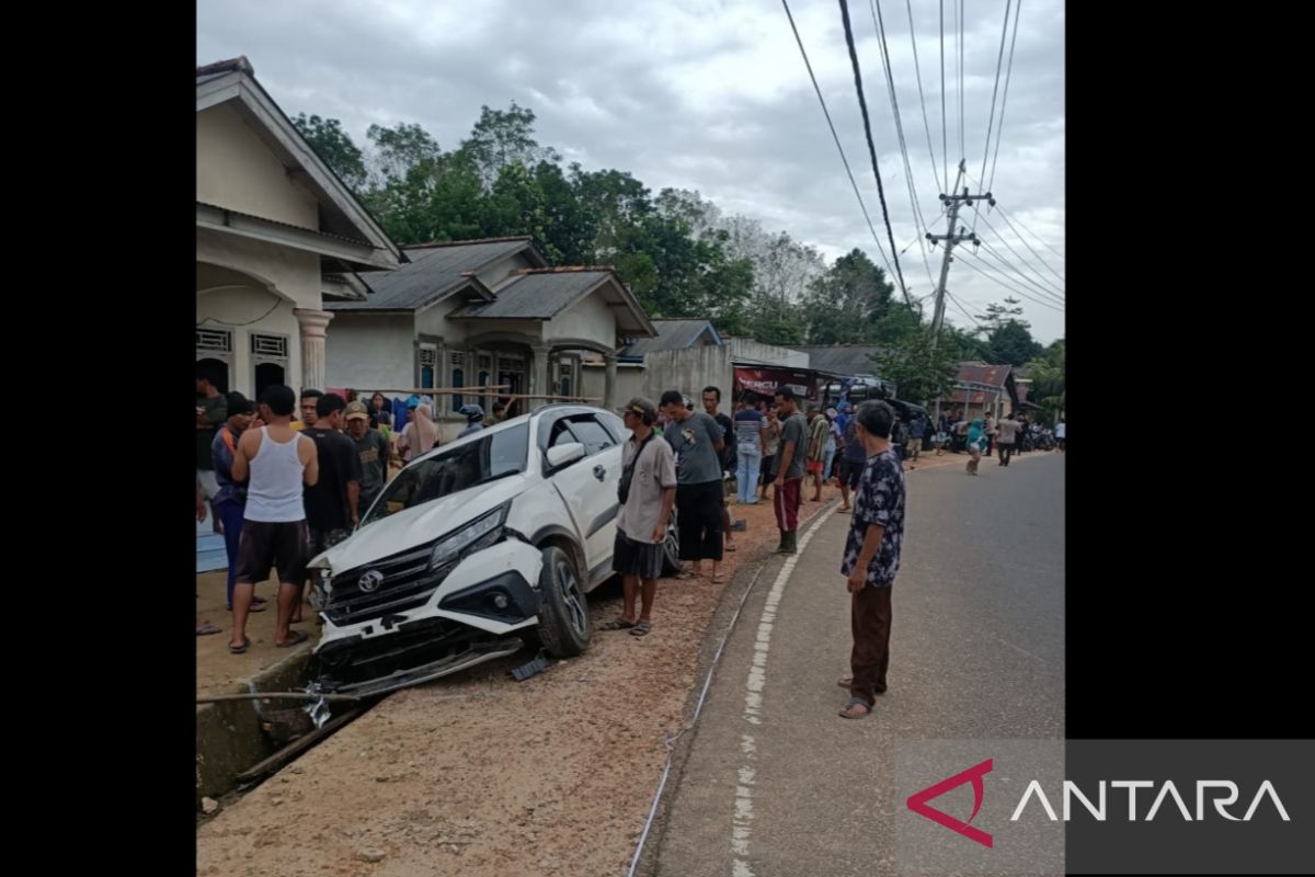 Polisi olah TKP kecelakaan mobil di Desa Keposang Toboali