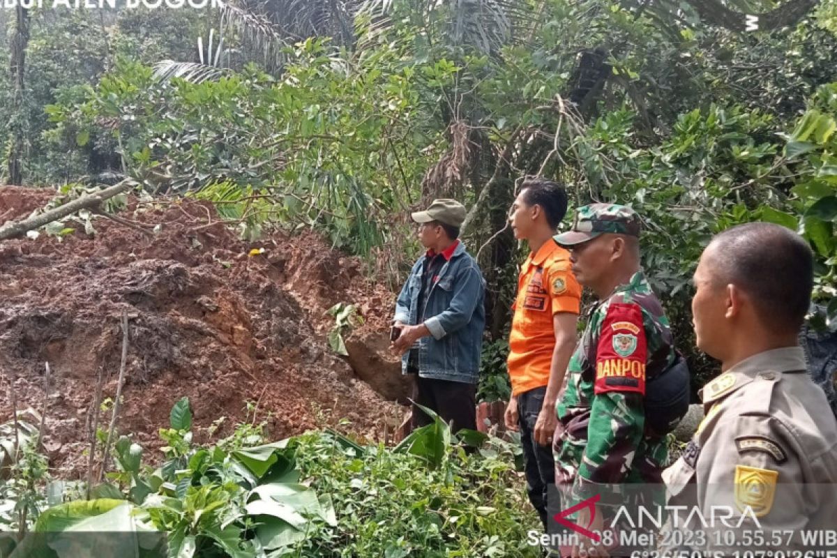 107 KK di Bogor mengungsi akibat bencana tanah longsor di Buanajaya Bogor