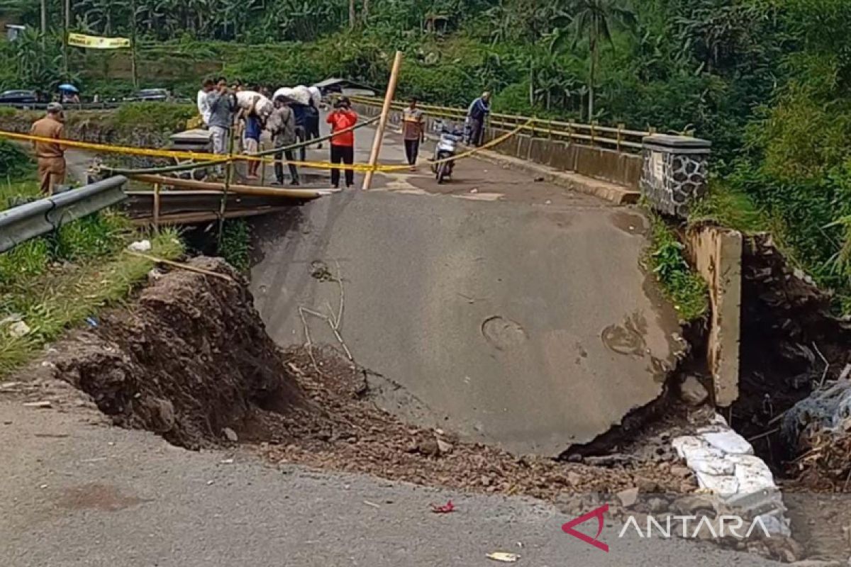 Atasi jalan jembatan ambruk, jalur alternatif disiapkan di Tasikmalaya