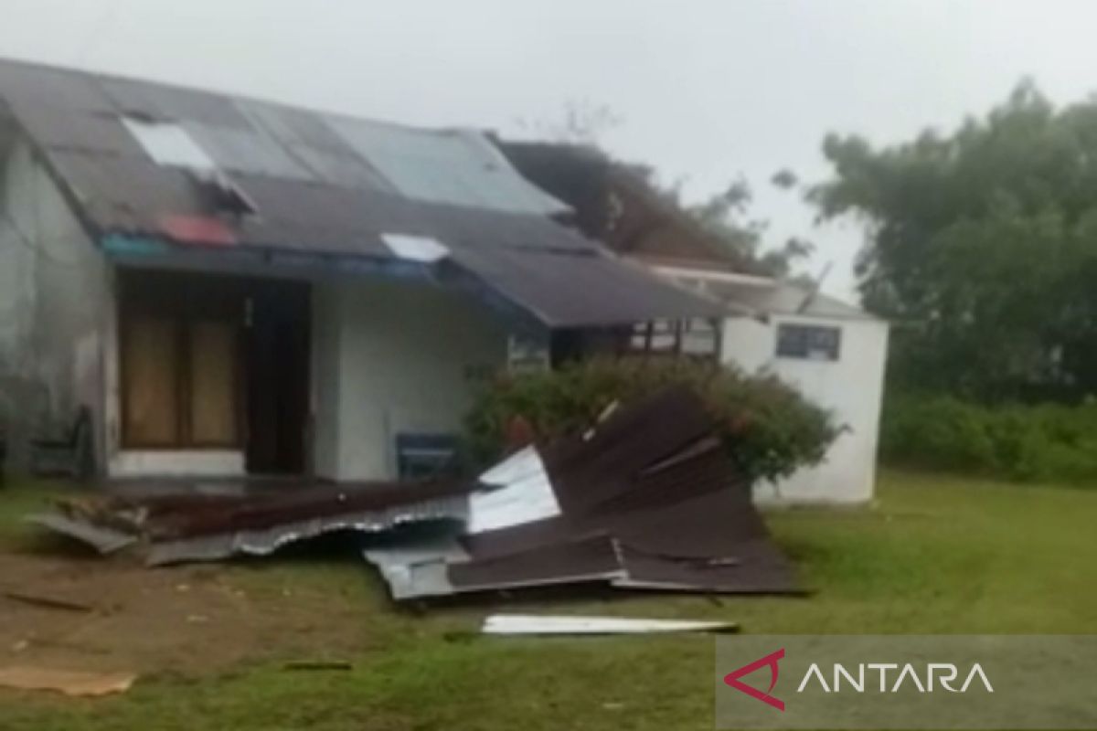 Rumah dinas dokter di Mukomuko rusak akibat angin kencang
