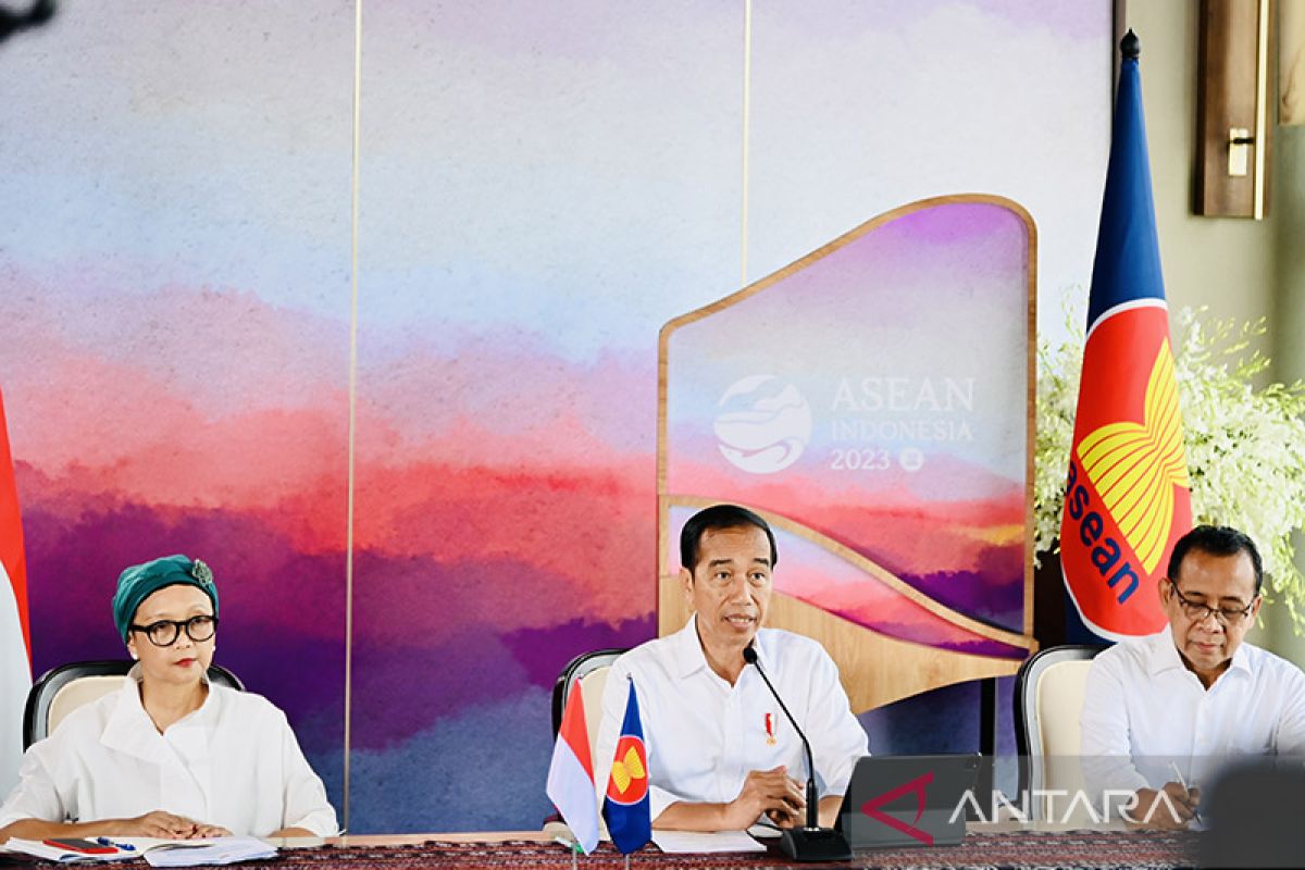 Jokowi tinjau Media Center KTT Ke-42 ASEAN