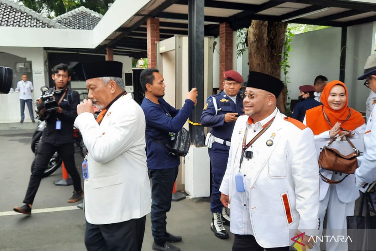 PKS tiba di KPU diiringi karnaval budaya daftarkan bakal calon DPR