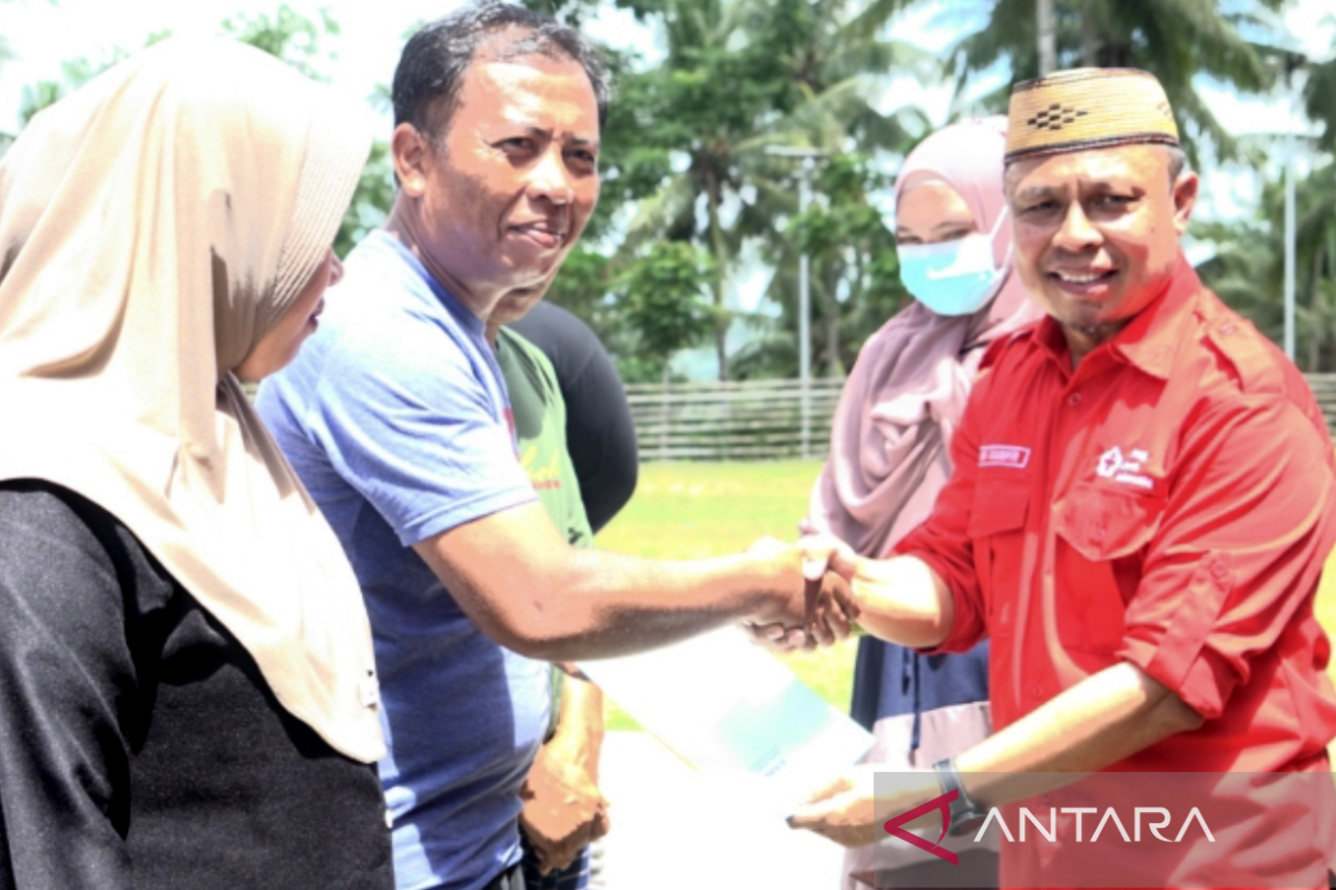 Pemkab Gorontalo - BPN serahkan sertifikat tanah program PTSL