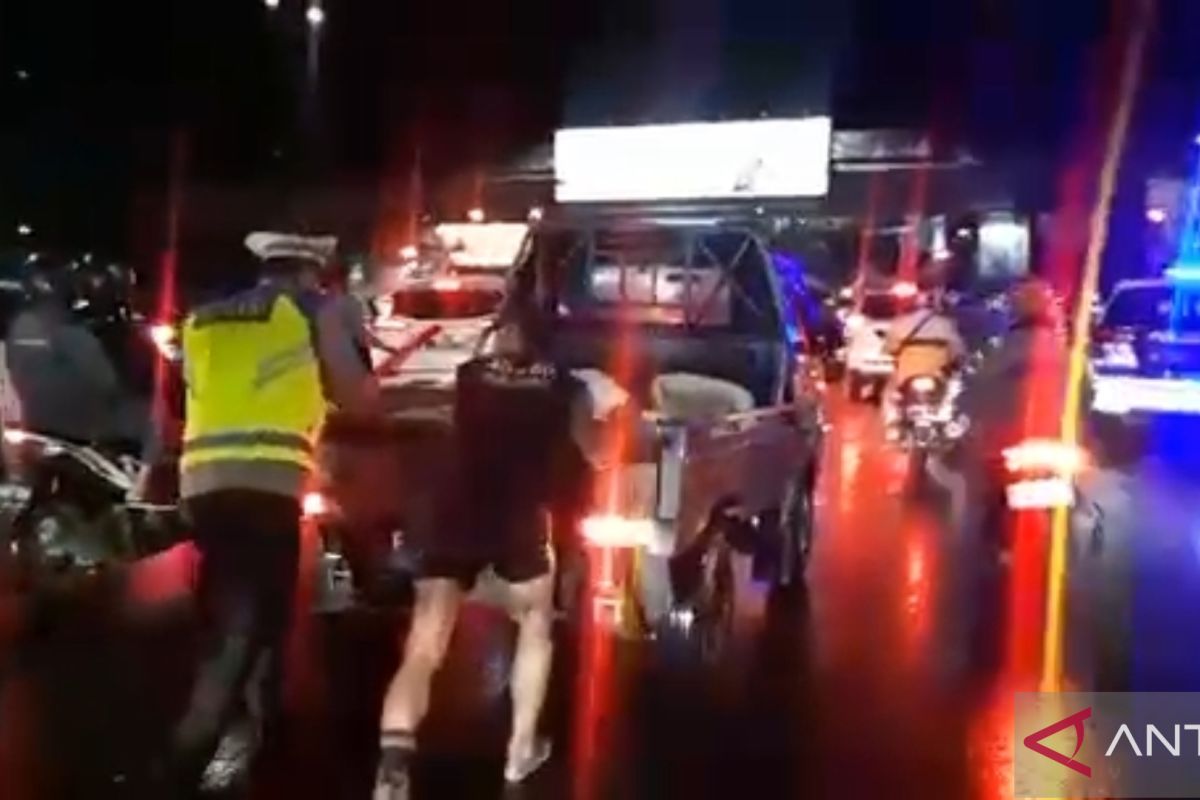Satlantas Polresta Bogor Kota derek mobil patah di sekitar BORR