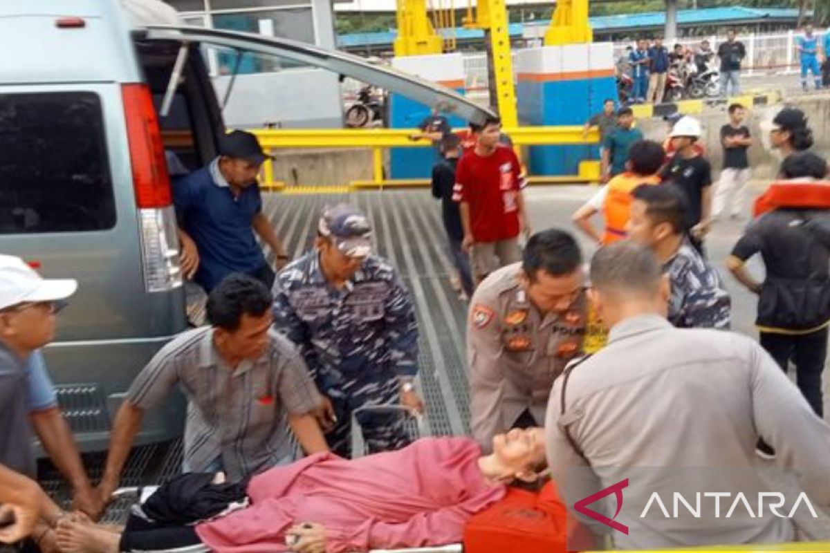 Momen TNI-Polri Kompak Evakuasi Korban Kebakaran KMP Royce 1