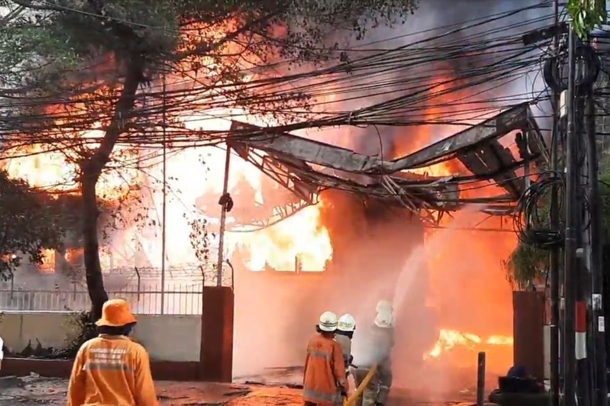 35 unit damkar padamkan kebakaran di kantor peracik cat Jakarta Utara