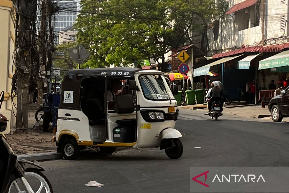 Menjelajah Kota Phnom Penh dengan tuk-tuk