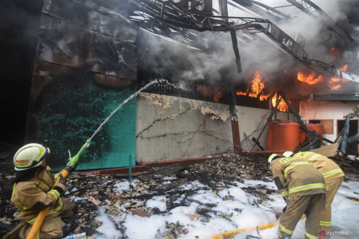 Pabrik cat berusia 64 tahun di Jakarta Utara terbakar