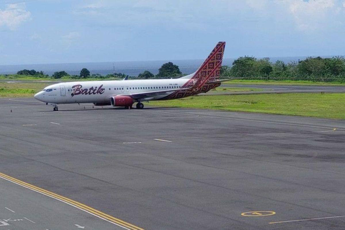 Kaca kokpit pesawat Batik Air retak dan terparkir di Bandara Baabullah Ternate