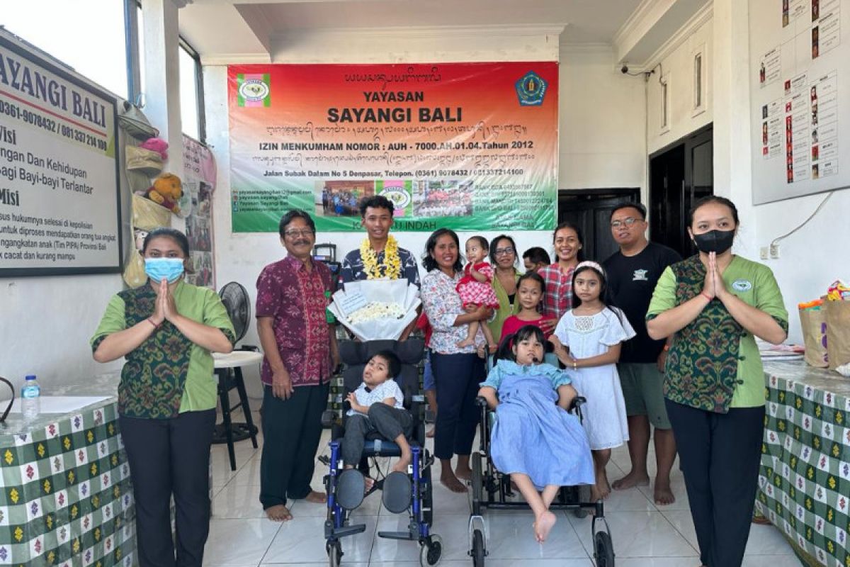 Siswa di Bali gowes 393 km sebelum serahkan donasi ke yayasan sosial