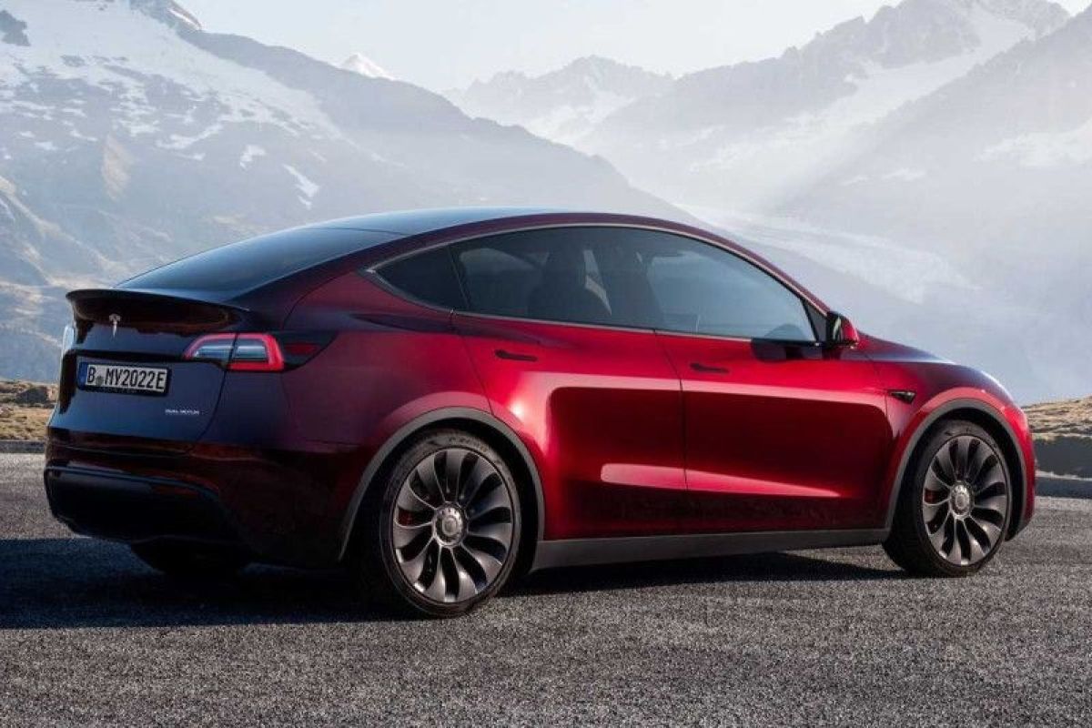 Mobil  Tesla Model Y Midnight Cherry tesedia untuk konsumen Eropa