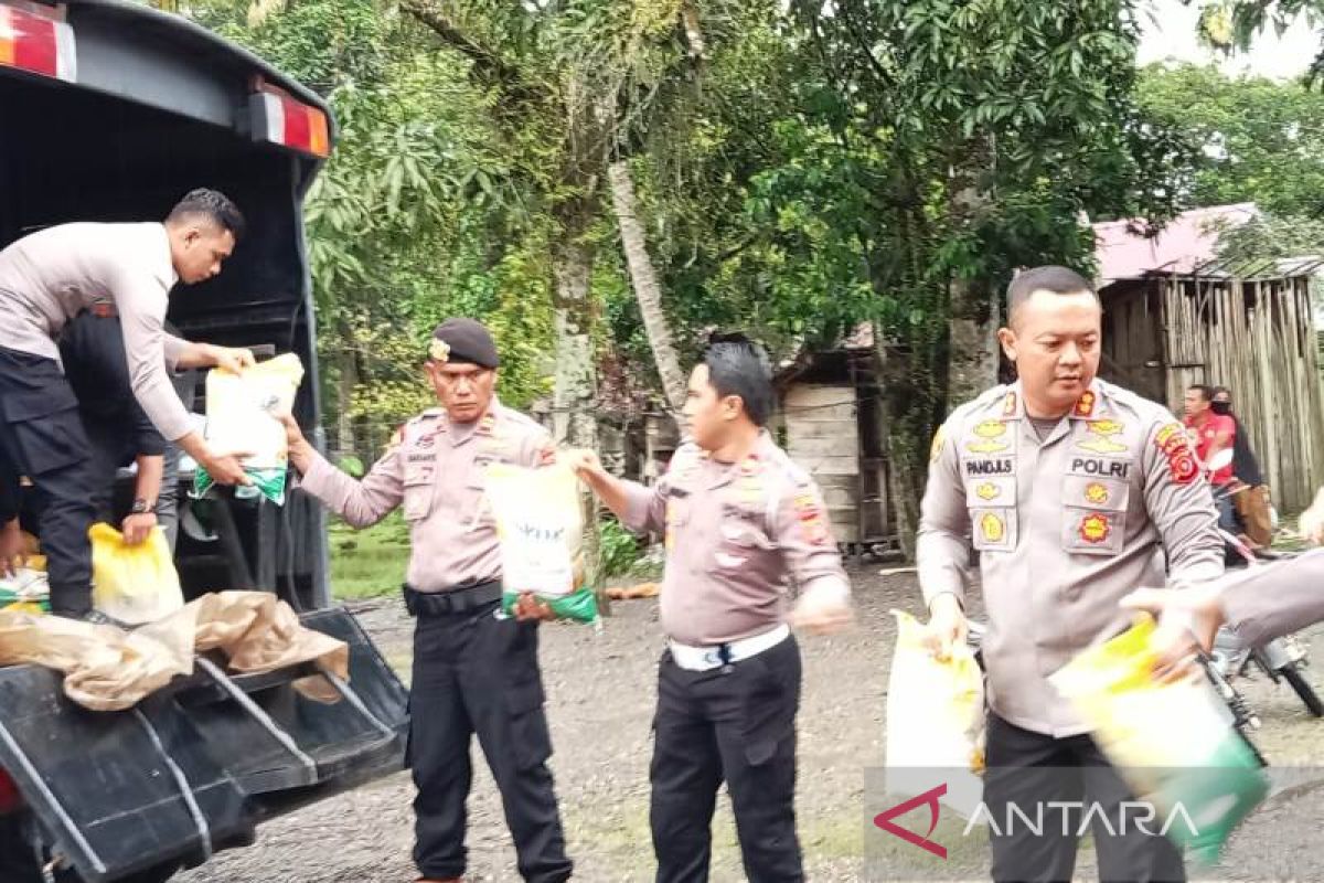 Polres Aceh Barat salurkan bantuan satu ton beras untuk korban banjir
