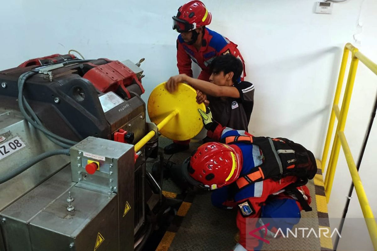 Personel evakuasi satu korban luka dari lift macet di Pakuwon Tower