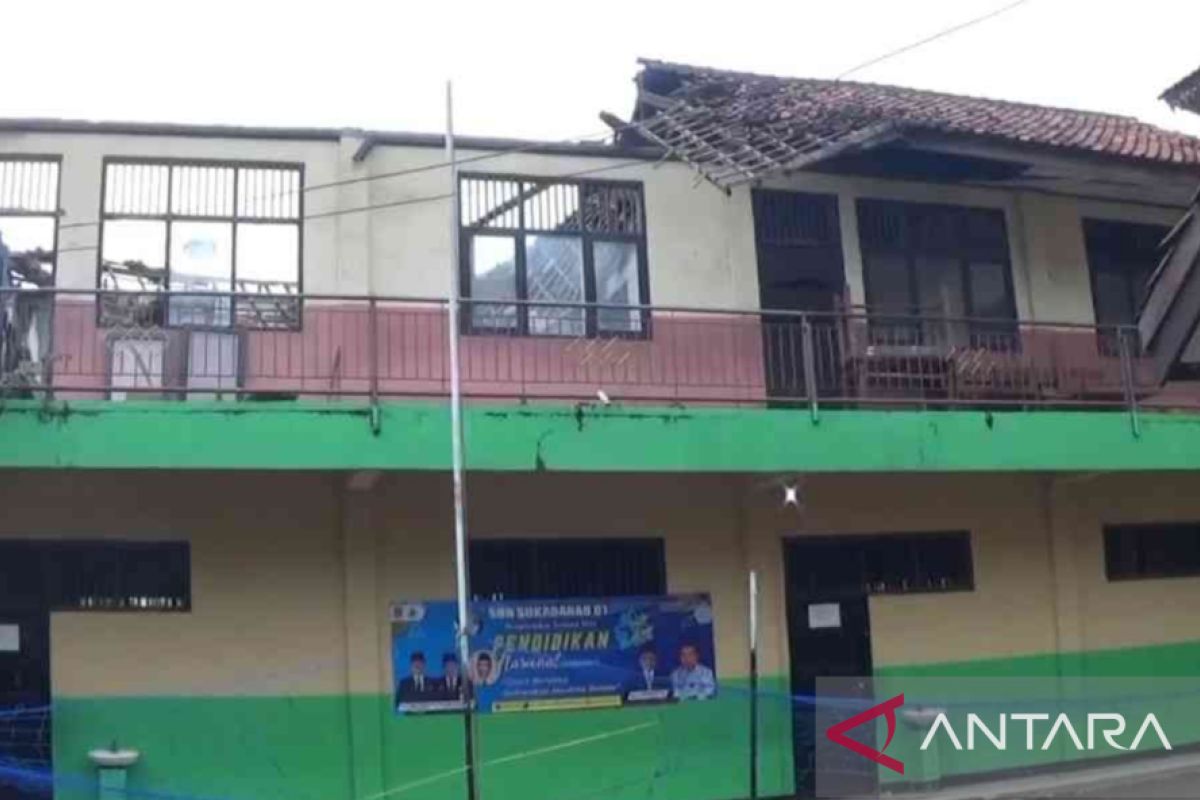 Pemkab Bekasi pastikan perbaikan SDN 01 Sukadanau yang atapnya rusak akibat angin