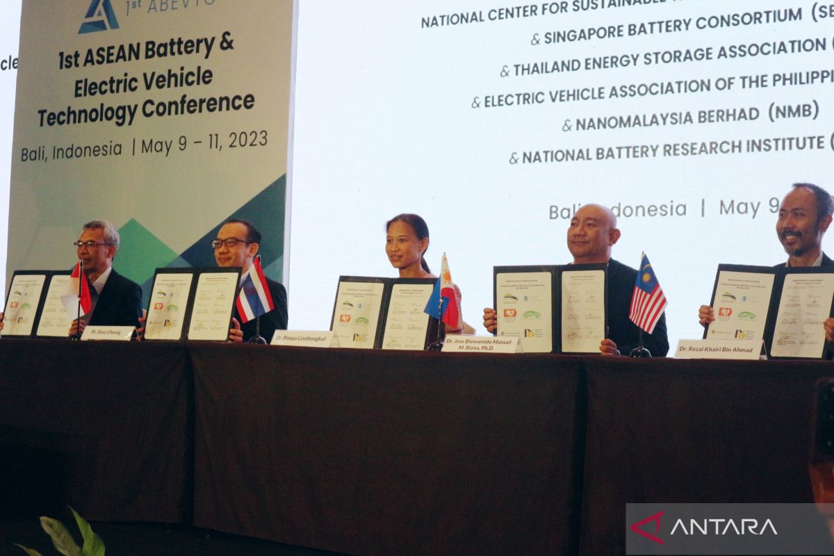 RI dan empat negara teken kontrak kembangkan teknologi baterai EV