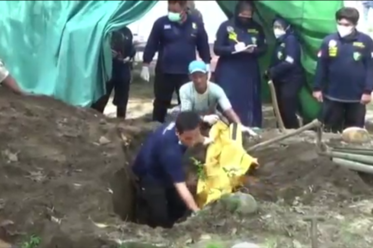 Aparat Polres Jombang bongkar makam pensiunan polisi