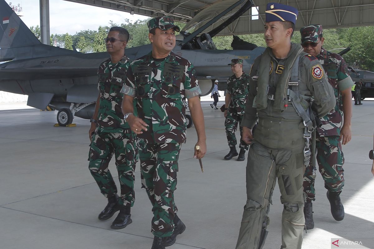 Pesawat tempur F-16 disiagakan di Lanud El Tari selama pelaksanaan KTT ASEAN