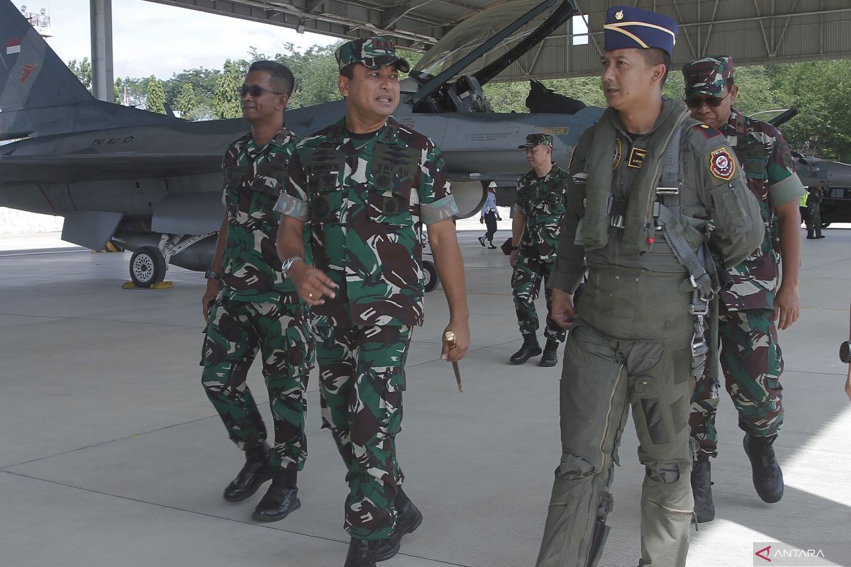 Pesawat tempur jenis F-16 disiagakan di Lanud El Tari selama KTT ASEAN di NTT