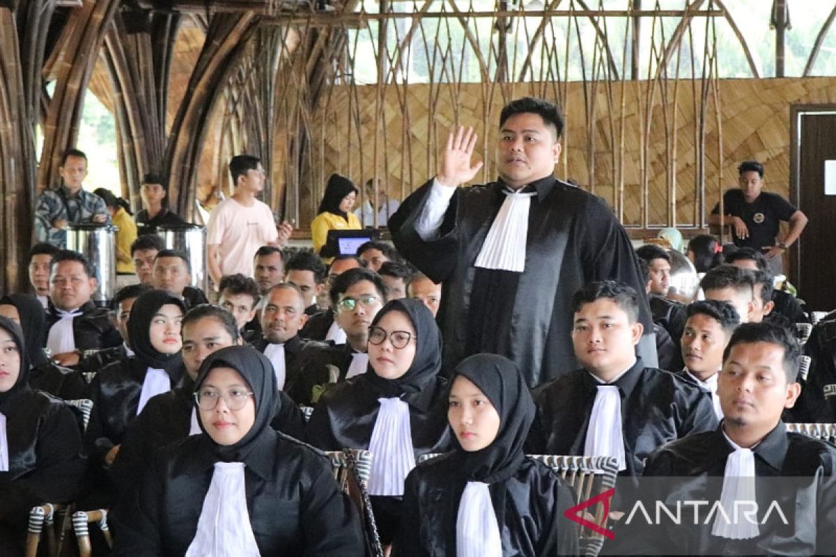 DPC Peradi Padang angkat 69 advokat baru