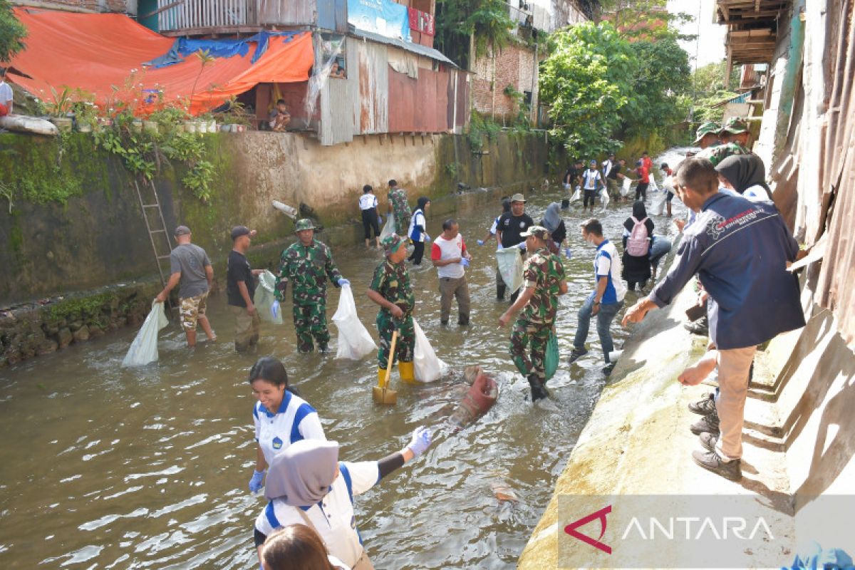 Kodam XVI Pattimura gelar  aksi bersih sungai di Ambon peringati HUT ke-24