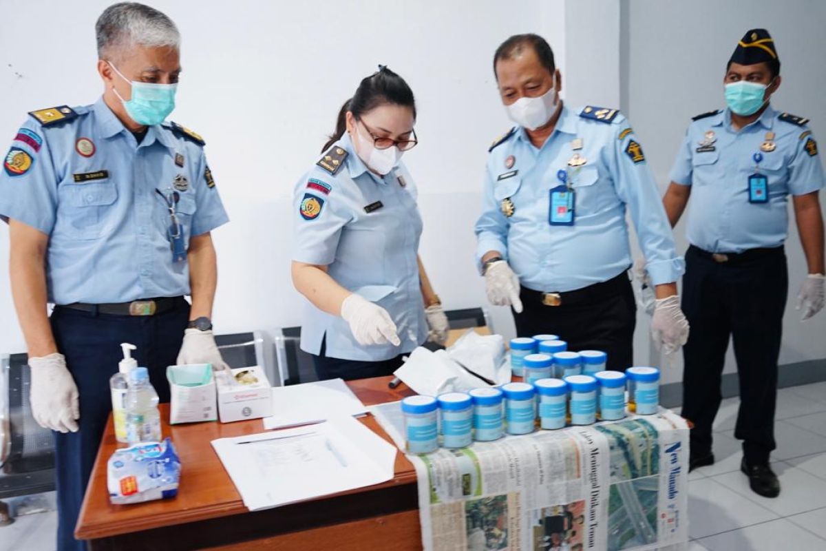 Pejabat dan pegawai Kemenkumham Sulut laksanakan tes urine deteksi dini narkoba