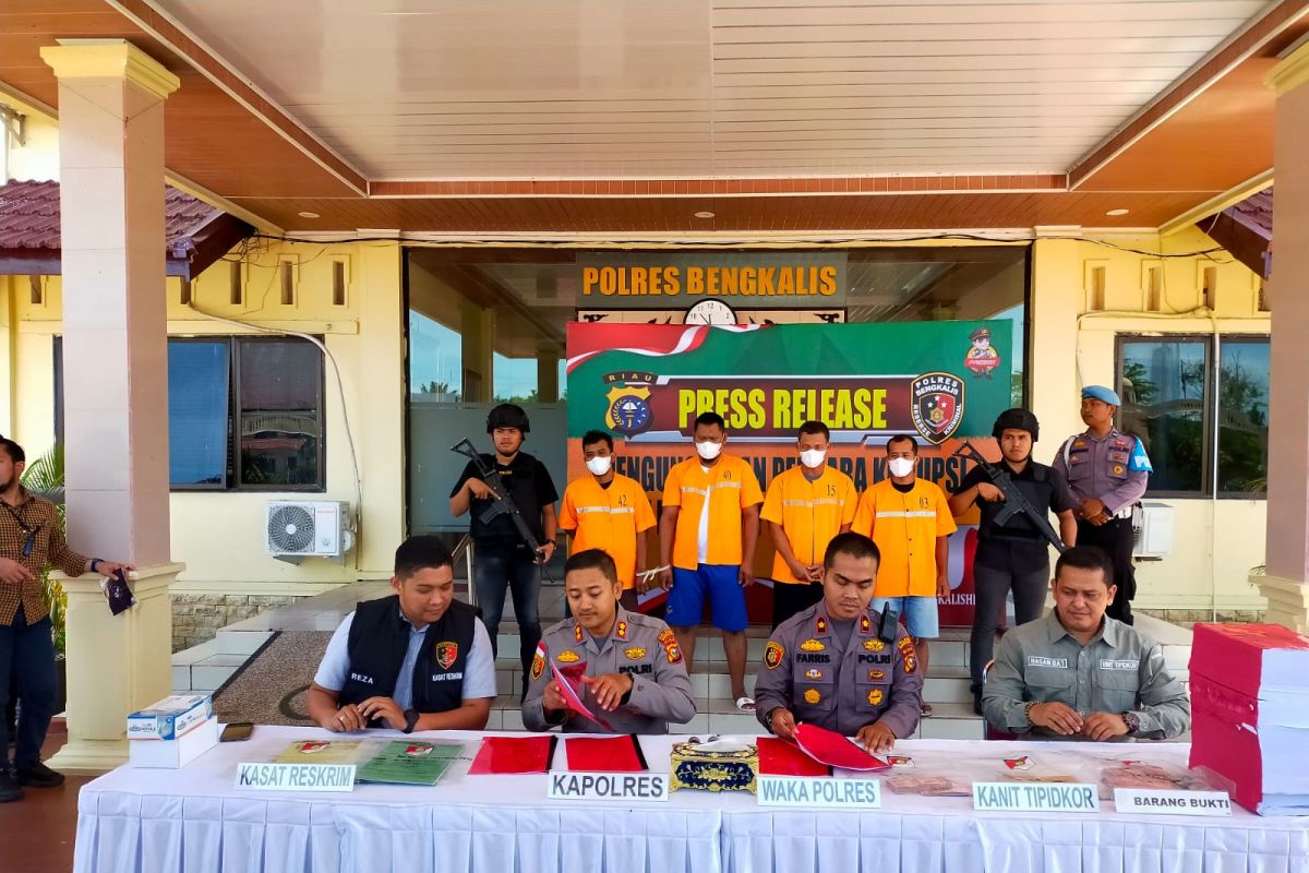 Rugikan negara Rp4,5 miliar, empat PNS di KPU Bengkalis ditahan