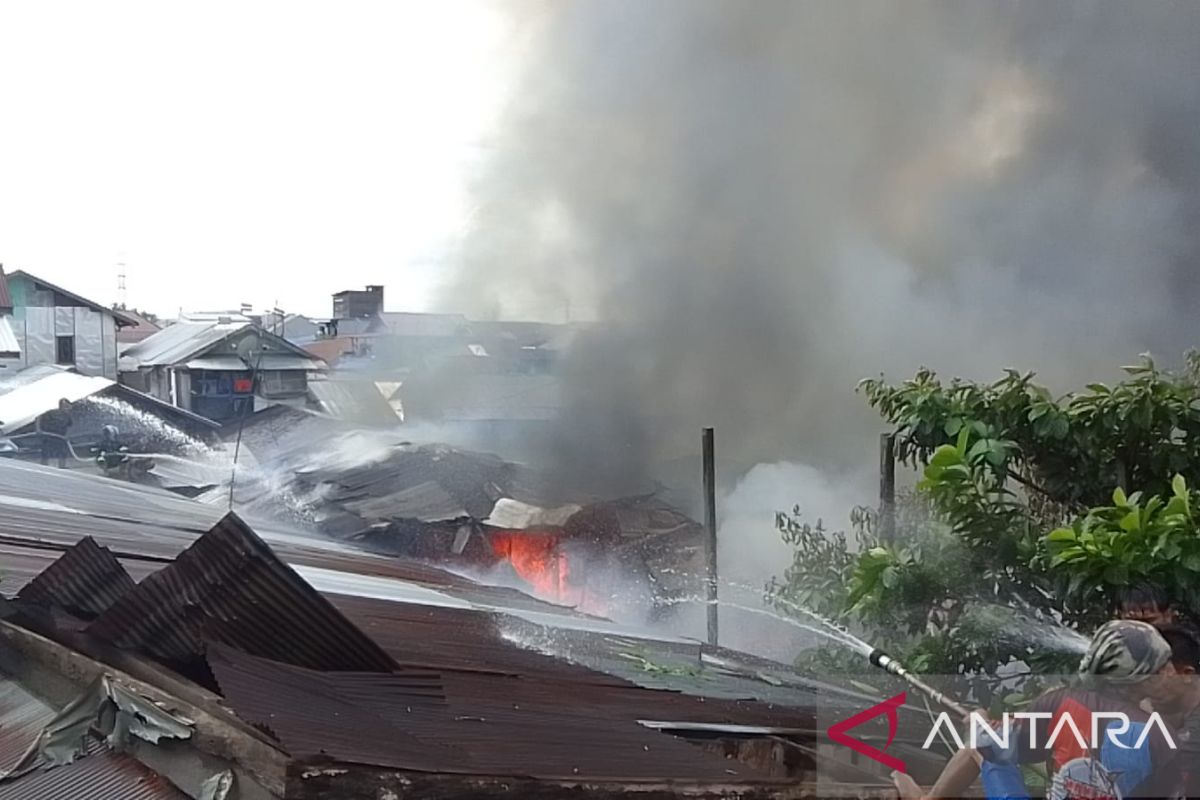 Damkar padamkan 10 bangunan terbakar di Samarinda