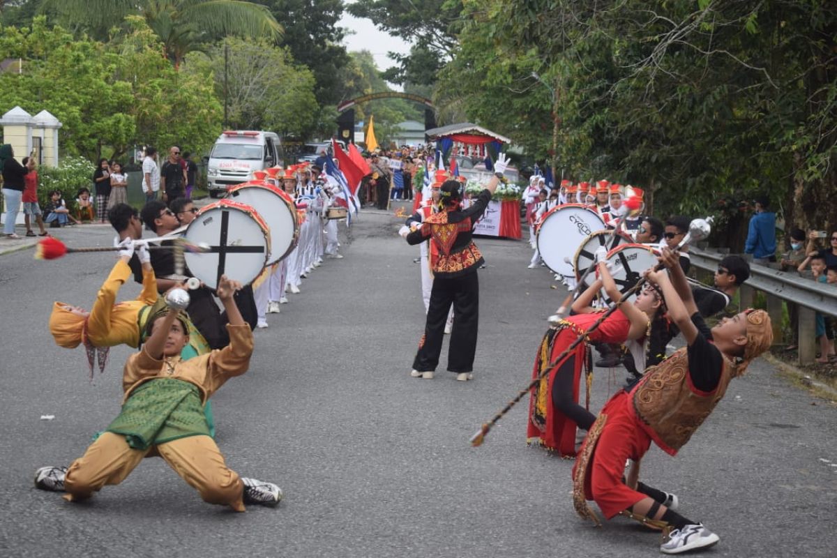 Ratusan pelajar di Sintang pawai budaya dengan pakaian adat Nusantara