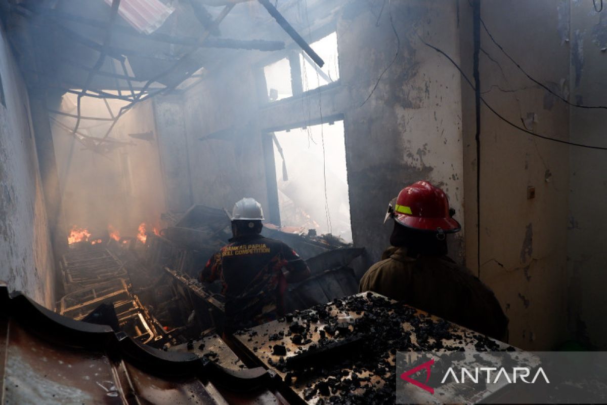 Gedung logistik RSUD Abepura Jayapura Papua terbakar