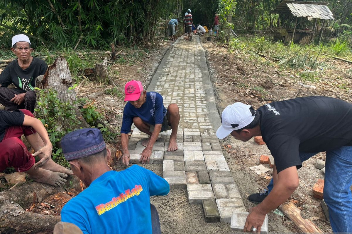 Tebar Kebaikan, Relawan Ganjar Milenial Center Bangun Paving Blok di Lebak Banten