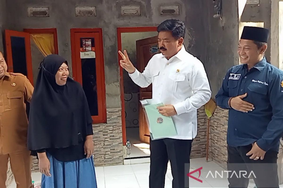 Menteri ATR/BPN serahkan langsung sertifikat kepada warga Cirebon