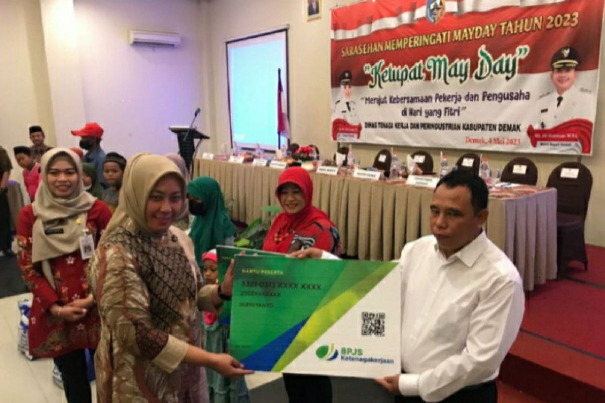 BPJAMSOSTEK Semarang serahkan 1.000 kartu dari CSR PT Saniharto