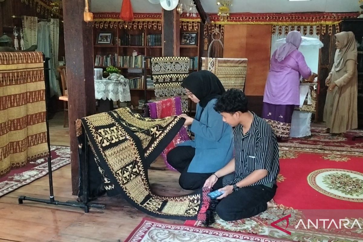 Pelaku UMKM bangga atas tapis Lampung yang mendunia