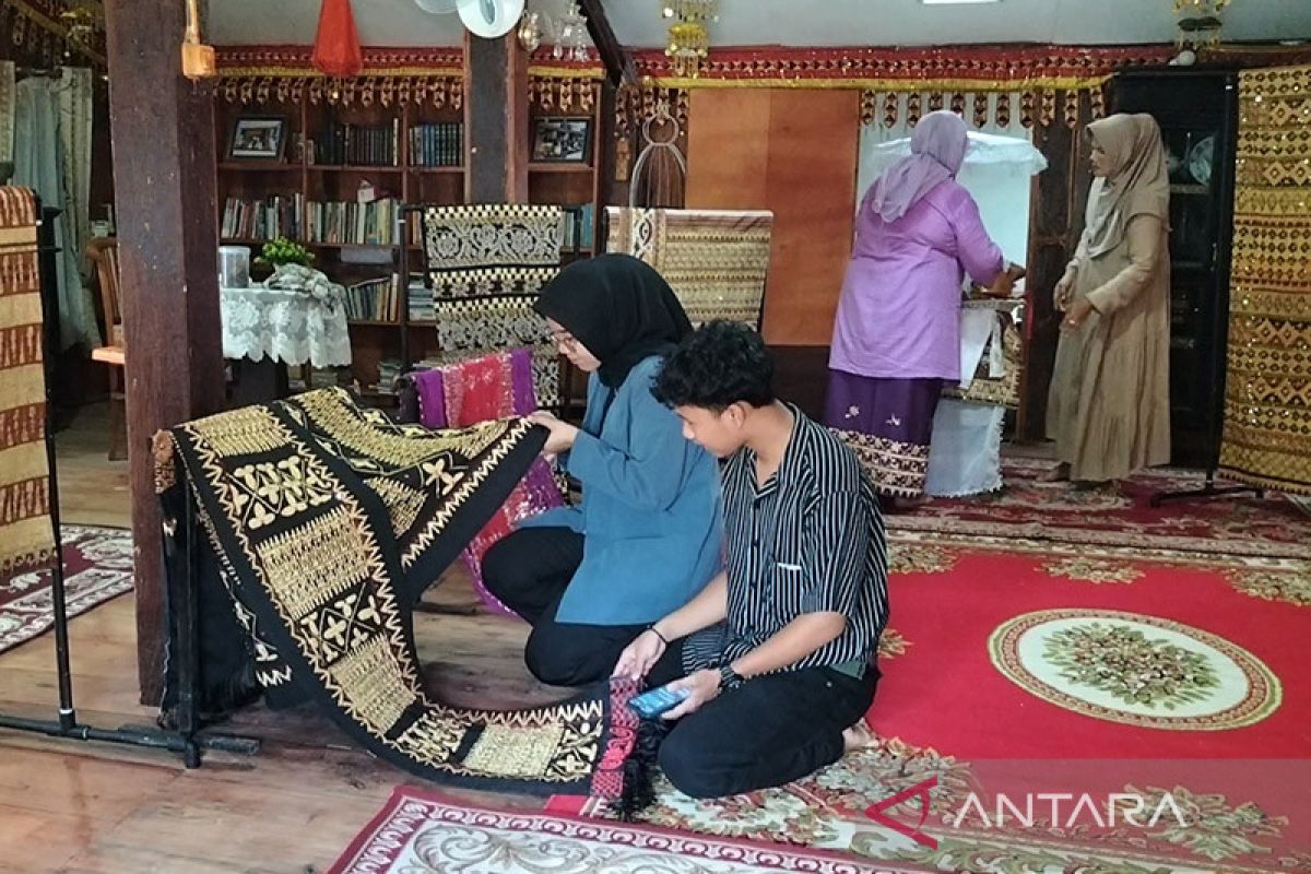 Pelaku UMKM bangga tapis Lampung yang mendunia