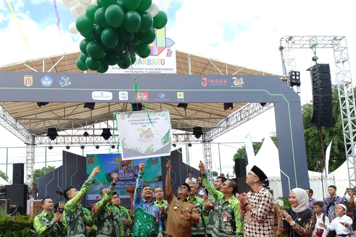 Foto - Pelepasan balon menandai puncak peringatan Hari Jadi ke-24 Banjarbaru