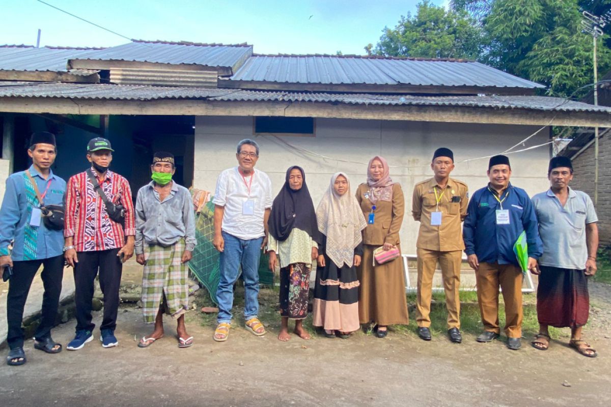Bupati Lombok Tengah mengunjungi calon penerima beasiswa kedokteran