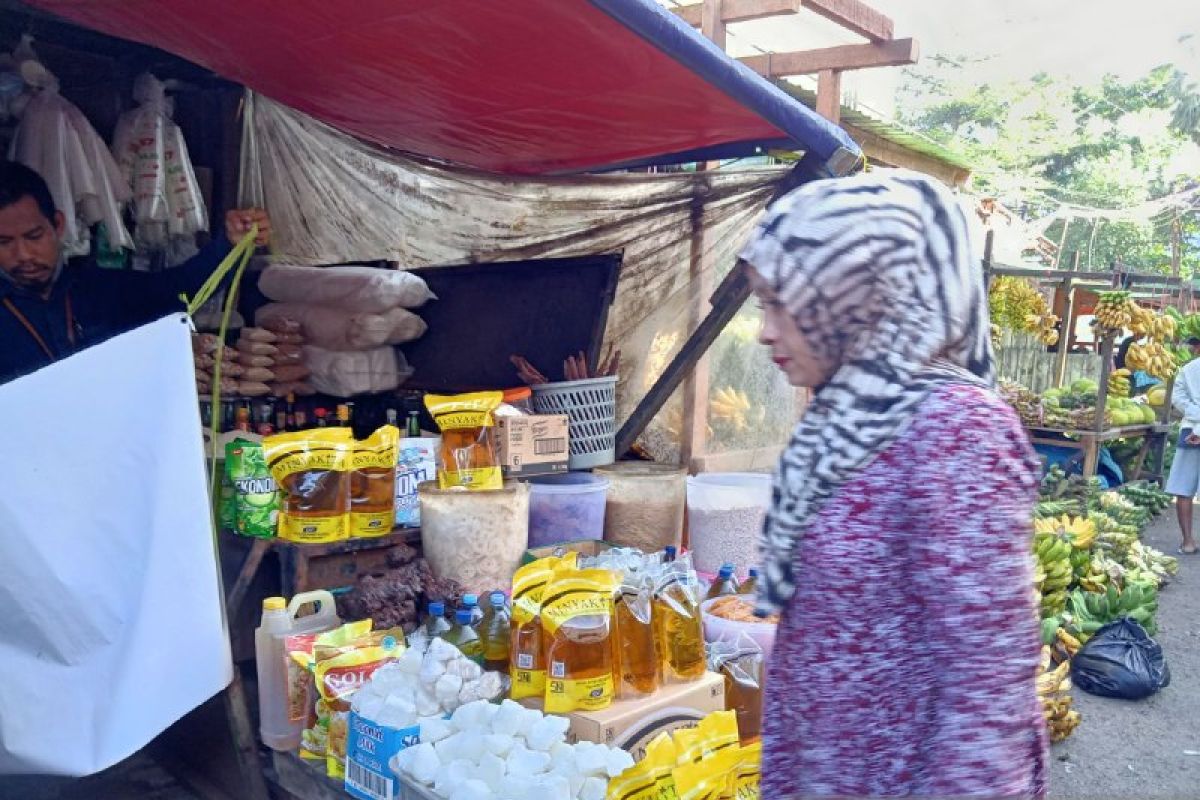 Harga minyak goreng kemasan premium naik di Makassar