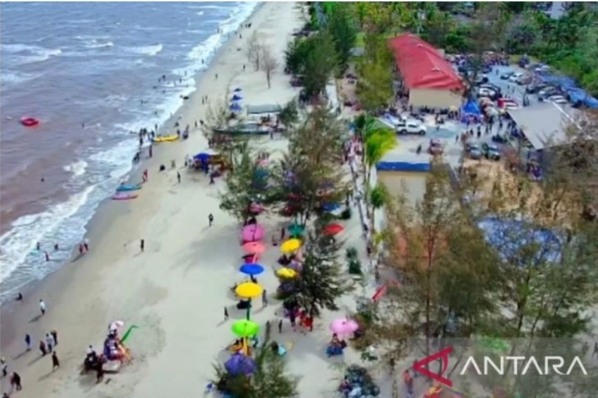 Pengunjung objek wisata Pantai Jo Cemara mencapai 1000 orang/hari