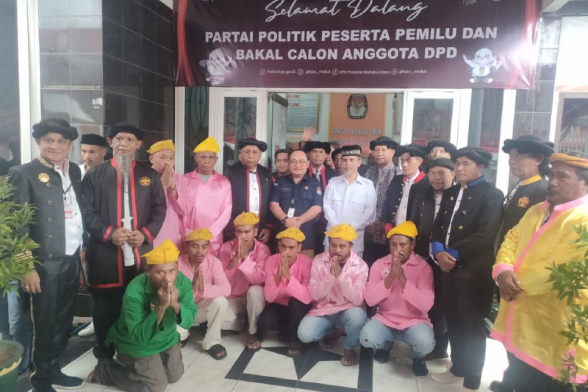 Sultan Ternate Hidayatullah Sjah resmi daftar balon DPD ke KPU Malut