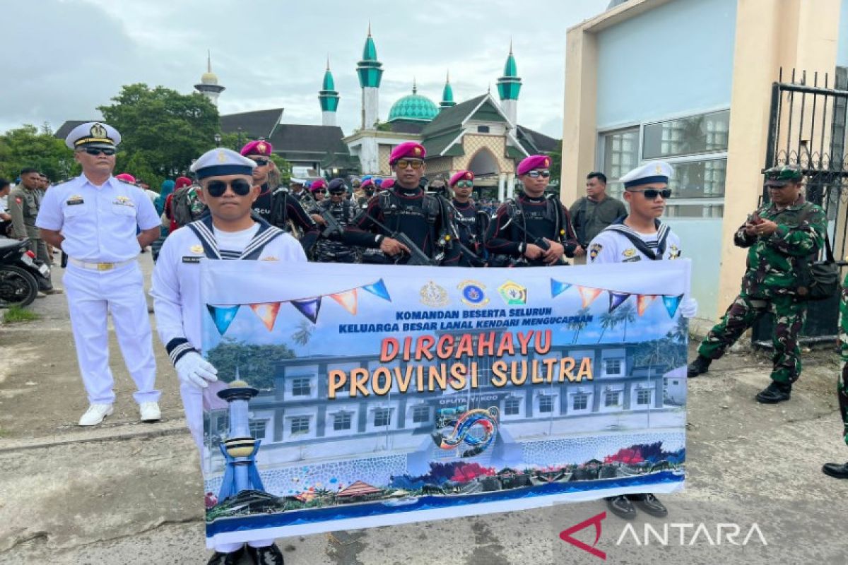 TNI AL perkenalkan berbagai seragam melalui pawai budaya HUT ke-59 Sultra
