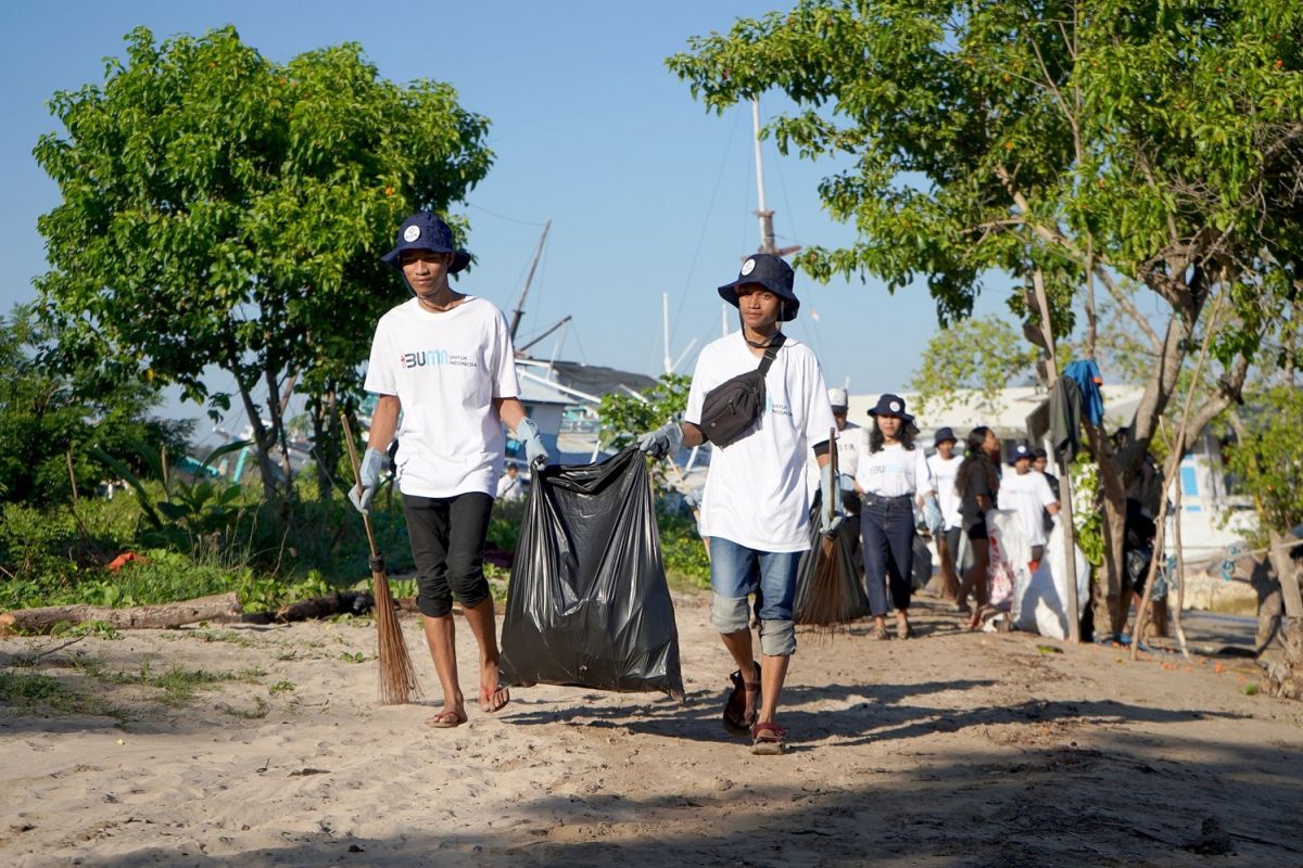 Jelang KTT ASEAN, Telkomsel bersih-bersih pantai di Labuan Bajo