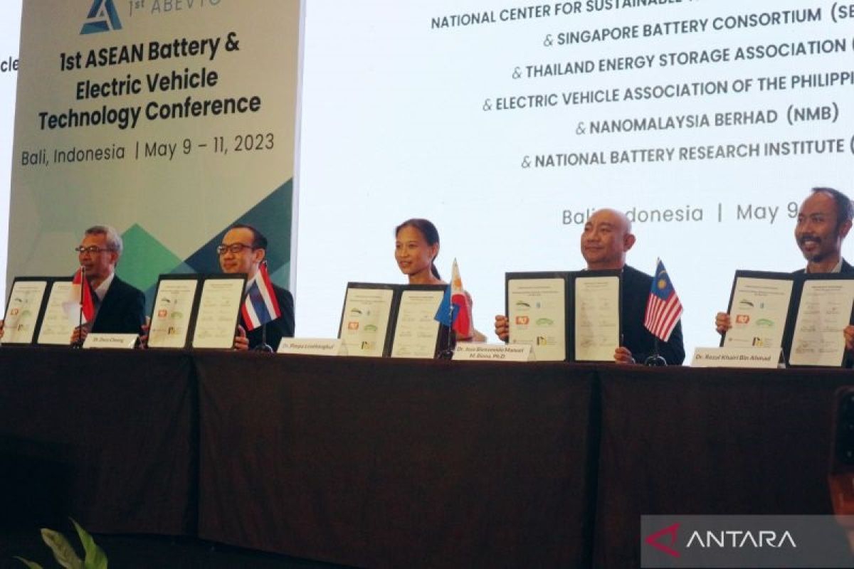 Indonesia dan empat negara teken kontrak kembangkan teknologi baterai EV